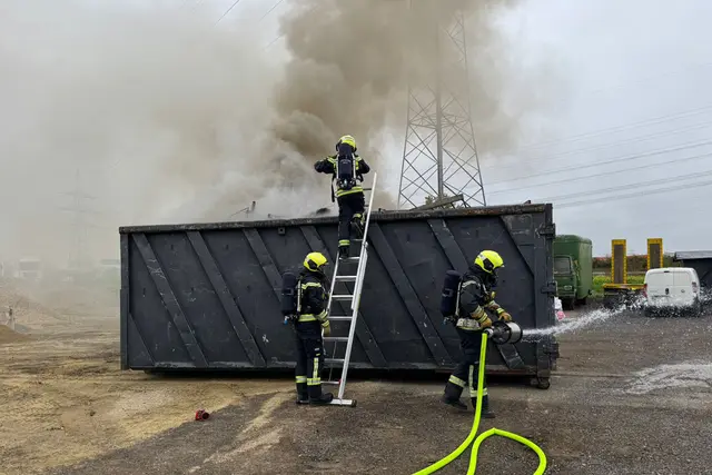 Suche nach Brandherden mittels Wärmebildkamera. | Foto: FF Leopoldsdorf