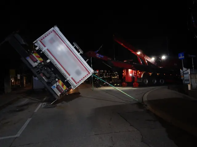 Am Dienstagnachmittag kam es zu einem heftigen Knall in der Löfflergasse im 13. Bezirk. Dort kippte ein Lkw mit einem Kram um, der Kranausleger stürzte auf einen geparkten Lieferwagen sowie Anhänger. | Foto: Berufsfeuerwehr Wien