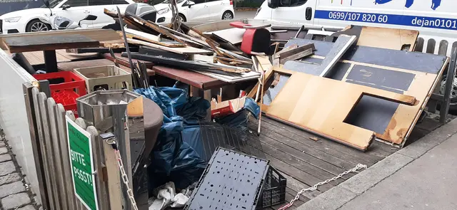 In der Othmargasse 42 kann man aktuell nicht Platz nehmen. Der Schanigarten ist aktuell mit Sperrmüll belegt. | Foto: zVg