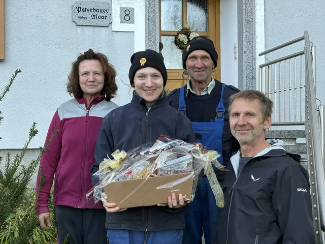 Viktoria Peterbauer freute sich mit ihren Eltern Maria und Gerhard über das kleine Präsent als 400. Sprinzenzuchtbetrieb gemeinsam mit Josef Kalchgruber (r.), dem ersten Züchter der Rasse in der Region. | Foto: Christian Moser