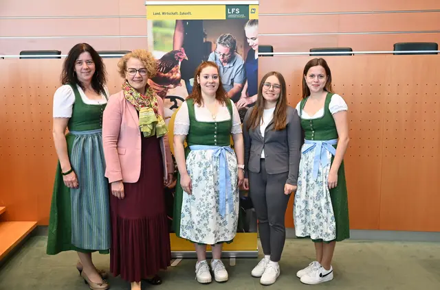 Abteilungsvorständin Erika Haidvogl, Bildungs-Landesrätin Christiane Teschl-Hofmeister und die SOB-Absolventinnen Anna Breuer, Jana Wisauer und Lena Mader (v.l.) | Foto: Jürgen Mück