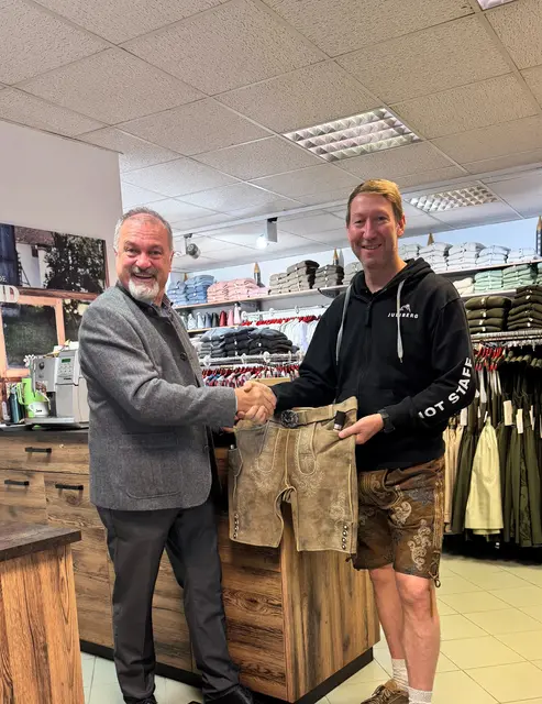 Trachtenmode Schmid-Chef Bernhard Schmid und Juliberg-Geschäftsführer Thomas Schauer (r.) kooperieren. | Foto: Schmid