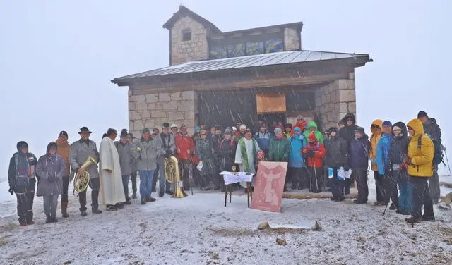 Messe bei der Heilbronnerkapelle: Die Gottesdienstbesucher mussten heuer Wetterfestigkeit an den Tag legen. | Foto: Hörmandinger