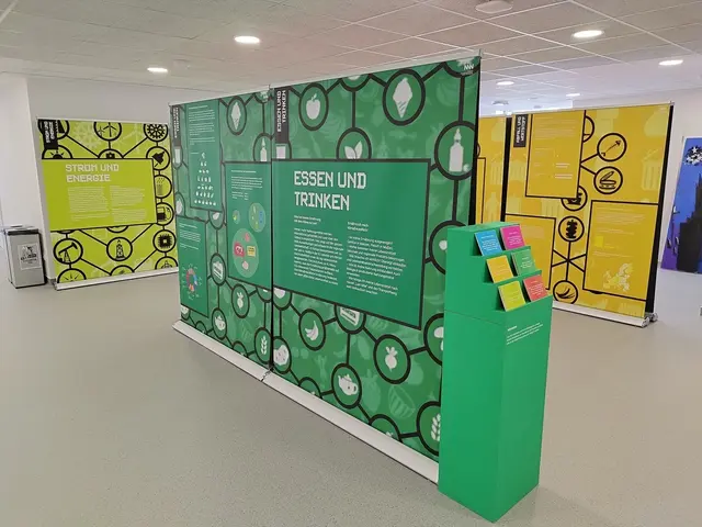 Im Mittelpunkt der Ausstellung stehen sechs zentrale Themenbereiche, die den Bezug zum persönlichen Lebensstil herstellen: Reisen und Mobilität, Strom und Energie, Bauen und Wohnen, Abfall und Wertstoffe, Essen und Trinken sowie Konsum und Lifestyle. | Foto: Tino Blondiau