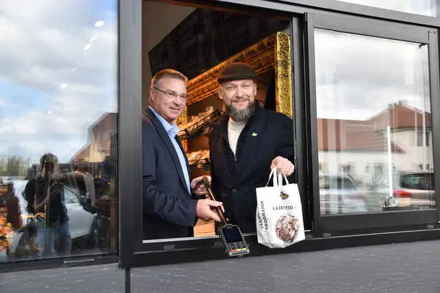 Bürgermeister Abg.z.NR Wolfgang Kocevar und Michael Mann am Drive-in Schalter. | Foto: Mirjam Preineder