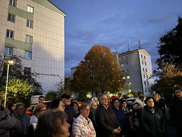 Vor den Robert-Stolz-Bauten kam es zu der Versammlung. | Foto: Sascha Trimmel