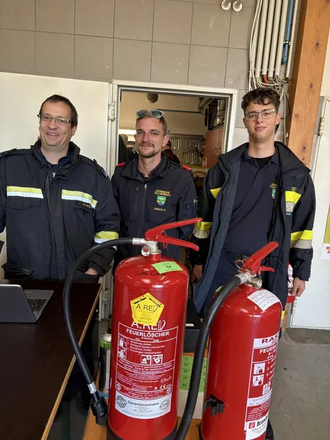 FF-Kameraden Ferdinand Haas, Patrick Rasch, Tobias Ott bei der Feuerlöscherüberprüfung | Foto: Michael Sabadello