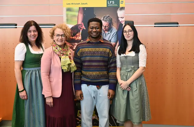 Abteilungsvorständin Erika Haidvogl, Bildungs-Landesrätin Christiane Teschl-Hofmeister und der SOB-Absolvent Henry Okoli sowie die SOB-Absolventin Nadine Hagmann. | Foto: Jürgen Mück