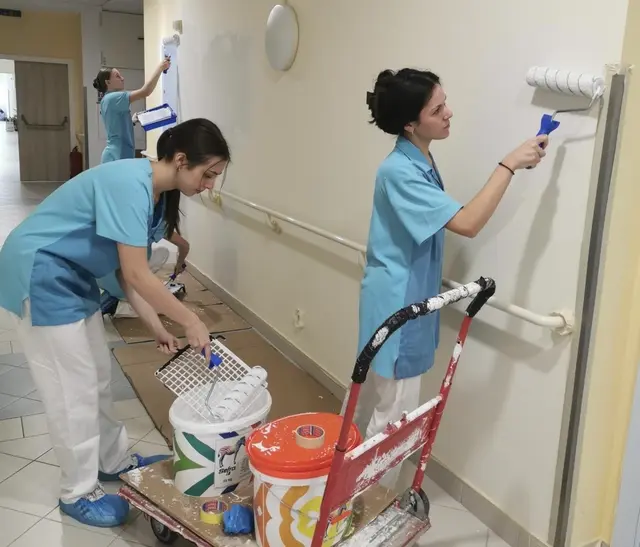 Der "Ausmaltrupp": Helfende Hände beim Wändestreichen.  | Foto: Gymnasium Stockerau