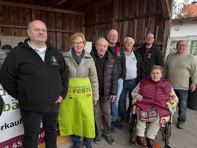 Freuten sich über die Rekordbeteiligung der Knödelwanderung des ÖKB Gerolding: Obmannstellvertreter Thomas Stern, Ilse und Erich Mayer, Alexander Donabauer, Obmann Ernst Traxler, Philip Jonas , Maria Stern und Erwin Raab | Foto: Martin Stern