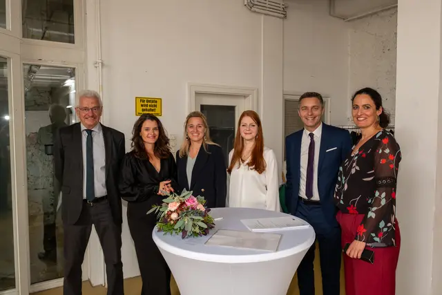 Bernd Wolfrum (OTH Regensburg), Christine Hüttig (Ingenium), Heidi Gründl (Ingenium), Lisa Heinrich (Ingenium), Ingenium-GF Stefan Friedrich und Sandra Jauk (Ingenium, v.l.). | Foto: Ingenium