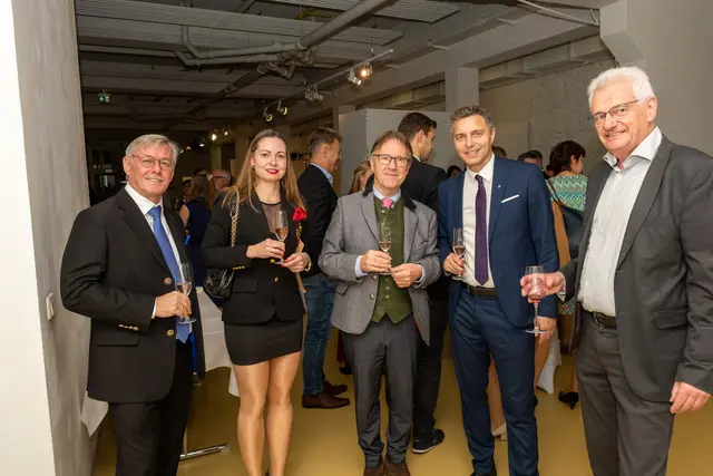 Am Foto (vLnR): Prof. Dr.-Ing. Klaus Holschemacher, HTWK Leipzig, Ass. iur. Ulrike Quapp, HTWK Leipzig, Bürgermeister Josef Wendtner, Ingenium-GF Mag. Stefan Friedrich, PhD, Prof. Dkfm. Dr. Bernd Wolfrum, OTH Regensburg  | Foto: Ingenium