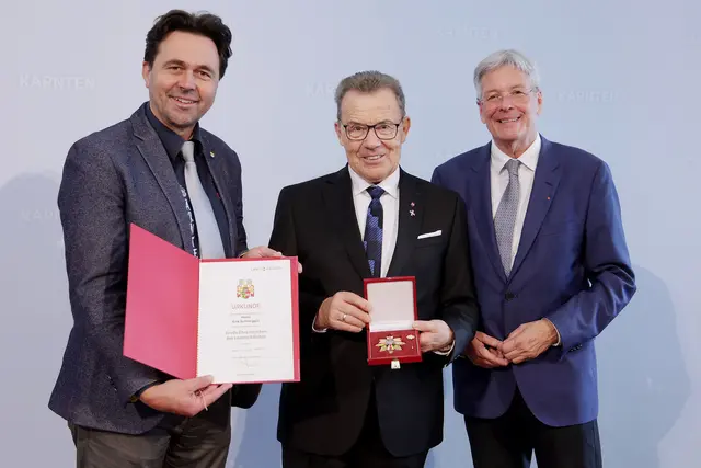Für seine sportlichen, wirtschaftlichen und touristischen Erfolge wurde der St. Urbaner Schischulbesitzer Erik Schinegger mit dem Großen Ehrenzeichen des Landes Kärnten ausgezeichnet.  | Foto: LPD Kärnten/Didi Wajand