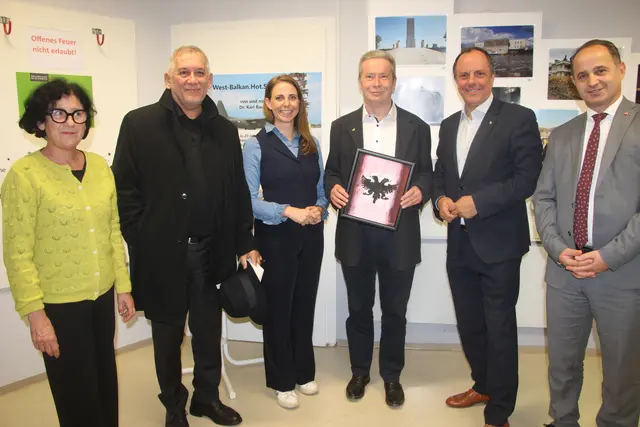 Stadtbücherei Leiterin Birgit Ferstl mit dem Albanischen Botschafter Fate Velaj , Vizebürgermeisterin Katharina Schellnegger, Kulturreferenten und Gastgeber Karl Bauer, Bürgermeister Christoph Stark und der Kosovarische Botschafter Lulzim Pllana (v.l.). | Foto: Josef Hofmüller