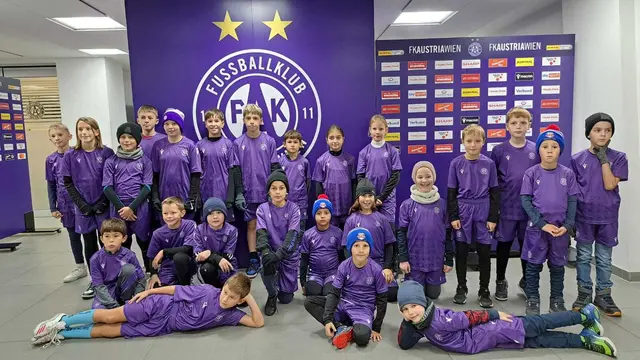 Die Kinder vom FC Hollabrunn durften mit Austria und Salzburg Spieler einlaufen. | Foto: Wieser