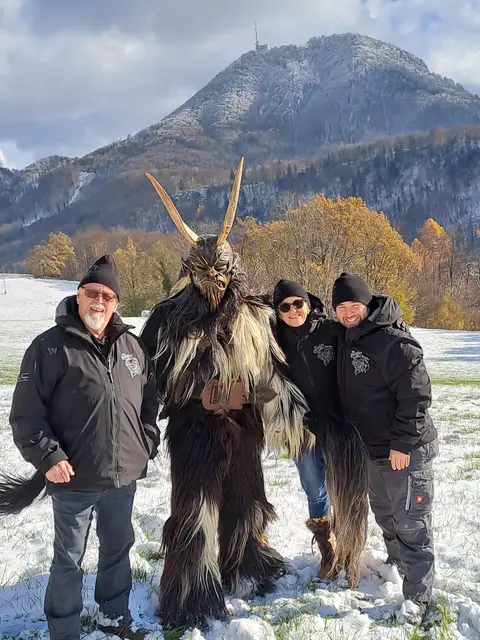 Die Familie Brugger mit dem Krampus freut sich auf den Krampuslauf am 29. November | Foto: Alt-Gnigler Krampusse
