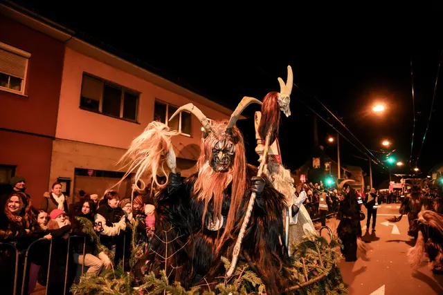 Die Alt-Gnigler Krampus- und Perchtenpass feiert ein Jubiläum und lädt zum 50. Gnigler Krampuslauf. Heuer findet der Lauf am 29. November statt.
 | Foto: Laurin Christl/Altgnigler