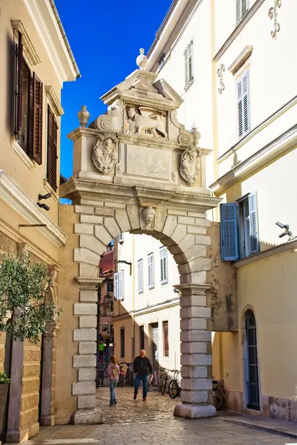 An der Stelle, wo sich heute dieser Bogen befindet befand sich früher das Haupttor der befestigten Stadt, Porton della pescheria. In der Zeit zwischen 1678 – 1679 wird das alte Stadttor niedergerissen, an seiner Stelle entsteht der Balbi-Bogen. Erbaut wurde er in der Zeit als Daniel Balbi Bürgermeister der Stadt war, wie die Inschrift auf der am Bogen befestigten Steintafel bezeugt. aus rovijn turismo.com