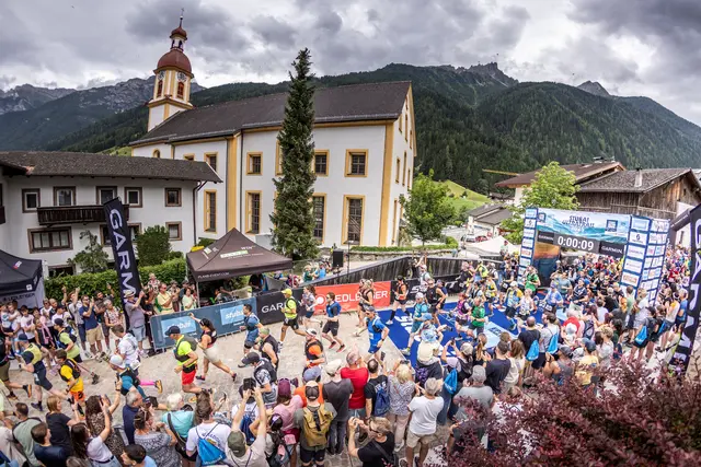 Alle Distanzen starten und enden erneut mitten in Neustift im Stubaital. Diese zentrale Lage schafft eine lebendige, publikumsnahe Event-Kulisse und verwandelt den Ortskern in einen Treffpunkt für die gesamte Trailrunning-Community. | Foto: Andi Frank