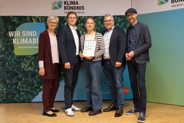 Katharina Seebacher (Vorsitzende Klimabündnis) und Landesrat Stefan Kaineder mit Vertreterinnen aus Kirchham und Norbert Rainer (GF Klimabündnis). | Foto: Land OÖ/Lina Spenlingwimmer
