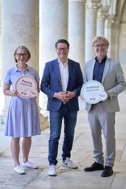 Michaela Schüchner, Bezirksvorsteherin von Penzing, Klimastadtrat Jürgen Czernohorszky (Mitte, beide SPÖ) und Martin Fabisch (Grüne), Bezirksvorsteher der Josefstadt. | Foto: Stadt Wien/Bohmann
