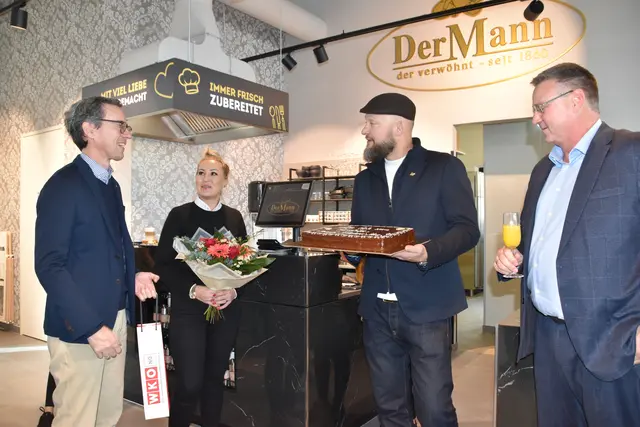 Glückwünsche von Andreas Marquardt, WK. | Foto: Mirjam Preineder