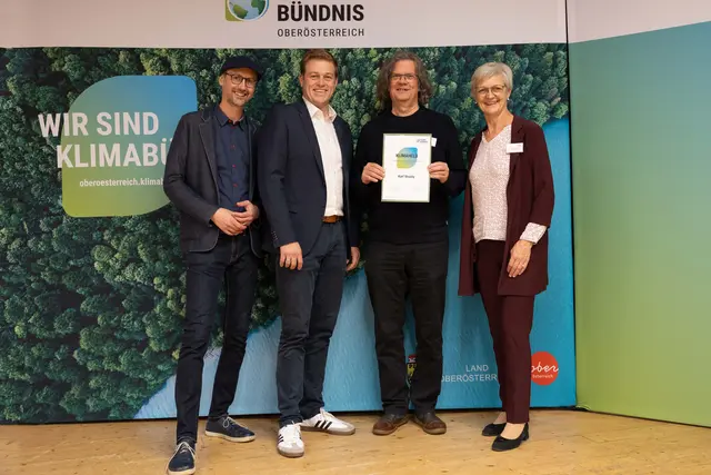 Klimabündnis-Geschäftsführer Norbert Rainer, Landesrat Stefan Kaineder, Karl Vesely und Klimabündnis-Vorsitzende Katharina Seebacher (v.l.). | Foto: Land OÖ/Lina Spenlingwimmer