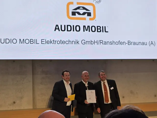 CEO Thomas Stottan (Mitte) nahm die Auszeichnung entgegen. | Foto: Audio Mobil