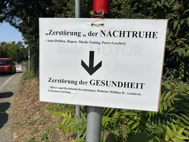 Funktioniert das nächtliche Halteverbot in der Filmteichstraße? Unter anderem darüber wird in der Bürgerversammlung am Montag, 3. November, diskutiert. | Foto: Andreas Pölzl/ MeinBezirk