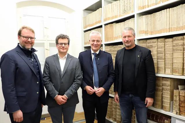 v.li.n.re.: Vizebürgermeister Florian Kamleitner, Stadtarchivar Daniel Haberler-Maier, Landesrat Anton Kasser und Bürgermeister Peter Molnar vor den kostbaren Beständen des Kremser Stadtarchivs | Foto: Stadt Krems