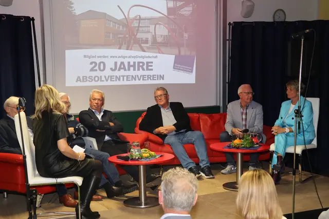Lehrer-Legenden im Gespräch mit Moderatorin Birgit Reiböck: Gottfried Müllschitzky, Albert Neumayr, Norbert Mauler, Ali Lakatos, Gerhard Sieberer und Michaela Gutsjahr (v.l.n.r.) | Foto: Philipp Schaupp