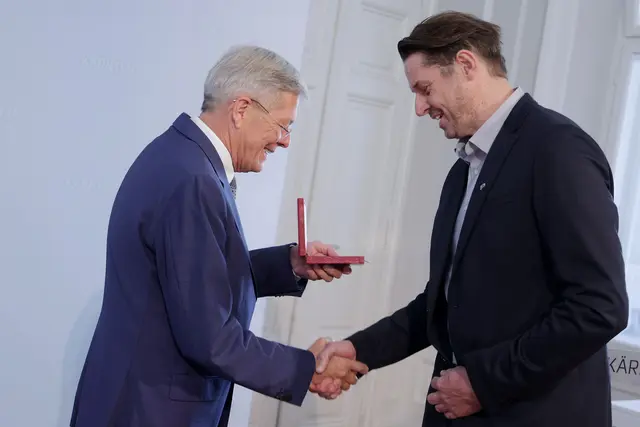 Haubenkoch und Spitzenhotelier Hannes Müller wurde mit dem Ehrenzeichen des Landes Kärnten ausgezeichnet.  | Foto: LPD Kärnten/Didi Wajand