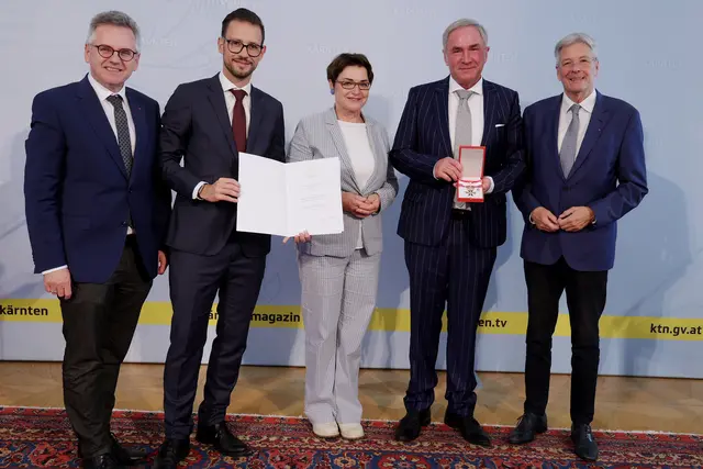 Der evangelische Superintendent und Pfarrer Manfred Sauer wurde mit dem Großen Goldenen Ehrenzeichen für Verdienste um die Republik Österreich ausgezeichnet.  | Foto: LPD Kärnten/Didi Wajand