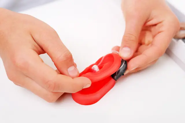 Durch die Spendenaktion erhalten Hörgeräte eine zweite Chance. | Foto: Smarterpix/robert_przybysz