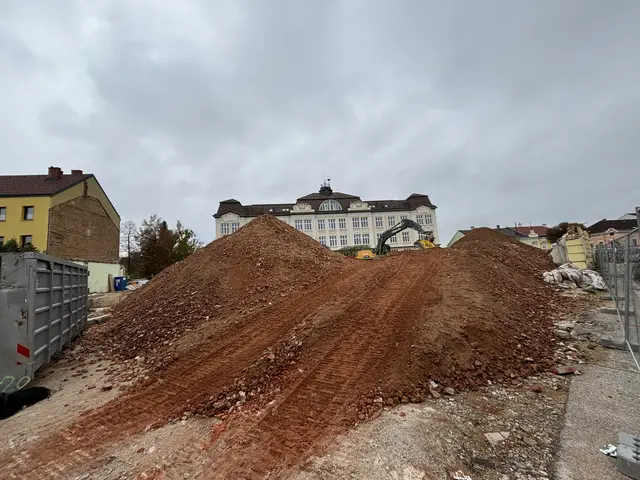 Die Abbrucharbeiten laufen auf Hochtouren. | Foto: Daniel Schmidt