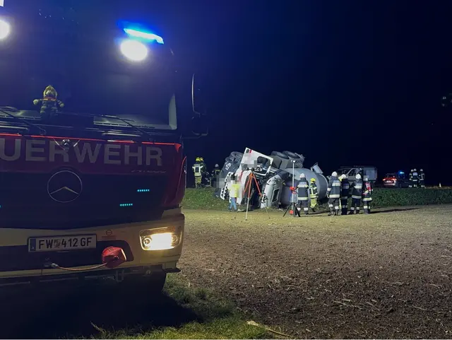 Betonmischer kippte vollgeladen um. Fahrer musste aus dem Lkw geschnitten werden. Bergung des schweren Fahrzeuges war große Herausforderung. | Foto: DOKU-NÖ