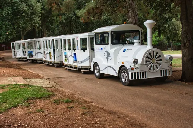 Die "Tschu-Tschu-Bahn" auf den Inseln von Brijuni ist eine kleine Eisenbahn, die im Nationalpark Brijuni in Kroatien fährt und eine Möglichkeit ist, die Inseln, wie die Hauptinsel Veli Brijun, zu erkunden. Sie ist Teil des Ausflugsangebots und führt zu den Attraktionen der Inseln, einschließlich des Safariparks mit verschiedenen tieren. aus googl.com