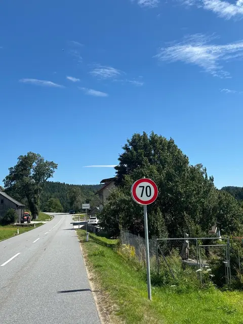 Durch die Ortschaft Maxldorf in Liebenau darf man 70 km/h fahren. | Foto: MB/Roland Wolf