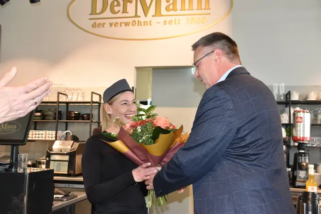 Blumen für die Filialleiterin | Foto: Mirjam Preineder