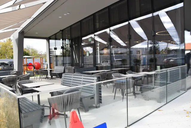 Auch draußen kann man gemütlich sitzen. | Foto: Mirjam Preineder