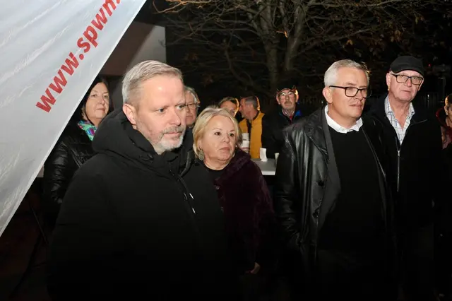 Rainer Spenger, Sabine Bugnar und Christian Hoffmann versuchten in der Robert-Stolz-Siedlung die Bewohner zu beruhigen. | Foto: Sascha Trimmel