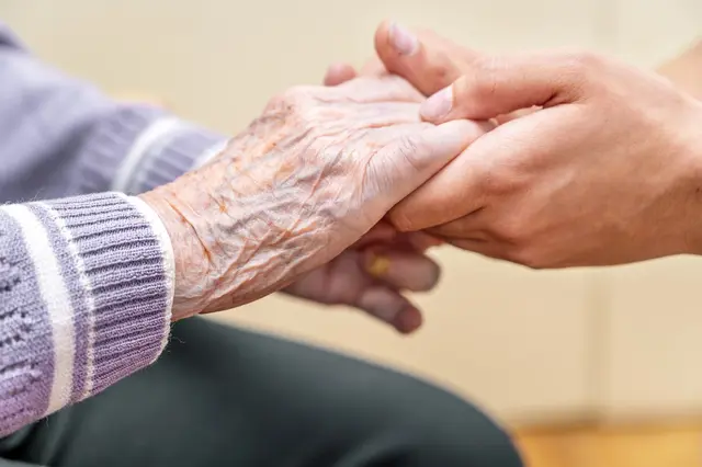 Aufgrund der voranschreitenden Demenz des 78-Jährigen stelle das Ehepaar einen Antrag auf Erhöhung des Pflegegelds bei der zuständigen Versicherungsanstalt. | Foto: Smarterpix/HayDmitriy