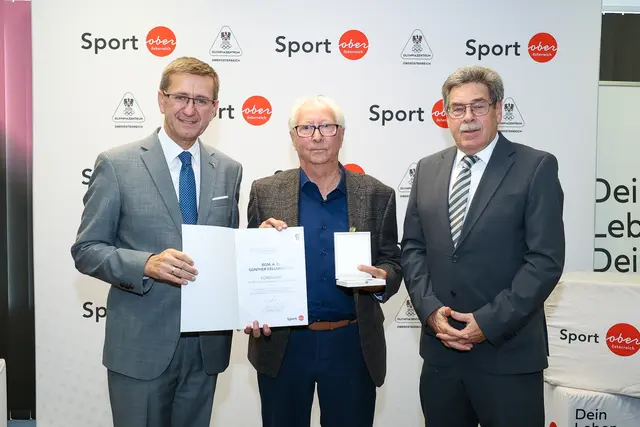 Günther Kellnreiter (Mitte) mit Wirtschafts- und Sport-Landesrat Markus Achleitner (links) sowie Karl Winkler, Vorsitzender der Landessportorganisation.
 | Foto: Sportland OÖ/Binder