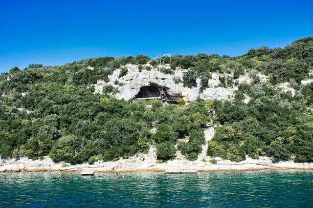 Im Limski Kanal
Der Limski-Kanal oder Lim-Kanal ist ein schmaler Meeresarm an der Westküste der kroatischen Halbinsel Istrien. Die Fortsetzung in das Landesinnere bildet das Lim-Tal, ein Trockental. Wikipedia