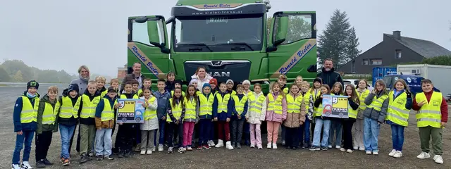 Die Klassenlehrerinnen Sabine Szelinger und Nina Lederer, Transportunternehmer Ronald Bieler, Schulassistentin Barbara Stipits und Lkw-Fahrer Willi Imrek mit den Kindern der dritten und vierten Klasse der Volksschule Stadtschlaining  | Foto: WKB