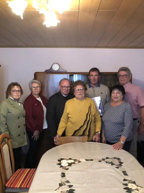 Zahlreiche Gratulantinnen und Gratulanten stellten sich zum 85. Geburtstag von Maria Schlaffer ein. | Foto: Gemeinde Deutsch Schützen-Eisenberg