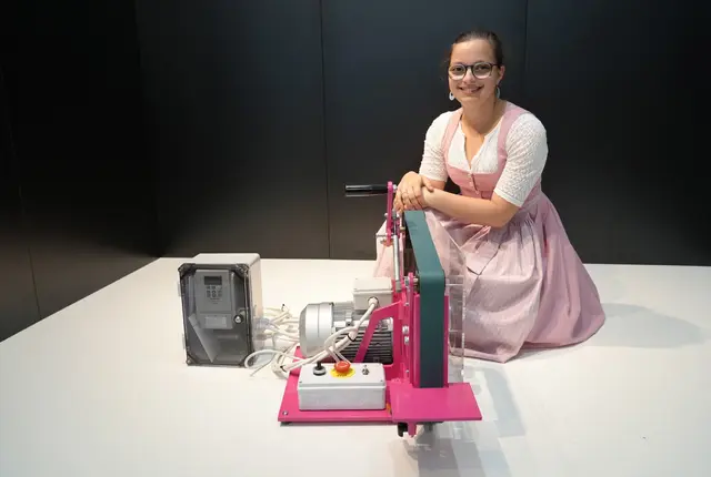 Luisa Brandstätter aus Fuschl am See präsentierte bei der Lehrabschlussprüfung ihre Bandschleifmaschine.  | Foto: Werkschulheim Felbertal