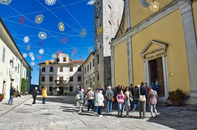Bergstädtchen Motovun: Stephanskirche und Glockenturm auf dem Hauptplatz Trg Andrea Antico
