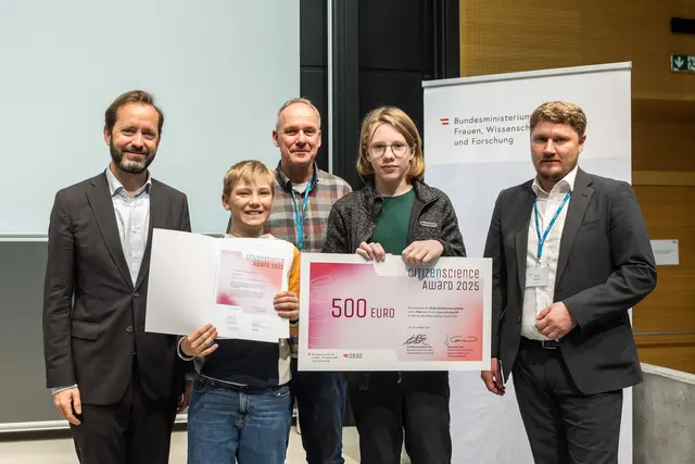 Jakob Calice (OeAD), Thorsten Schwerte (Universität Innsbruck),  Schüler des Gymnasiums, Stefan Duscher (BMFWF) | Foto: OeAD/ APA-Fotoservice / Greindl