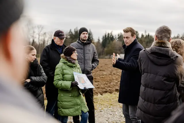 Umwelt- und Klima-Landesrat Stefan Kaineder bei einem Lokalaugenschein mit der Bürgerinitiative Lebenswertes Ried, die Sorgen rund um Pläne zur Errichtung von Logistikzentren in Ried im Traunkreis haben. | Foto: Land OÖ/Werner Dedl